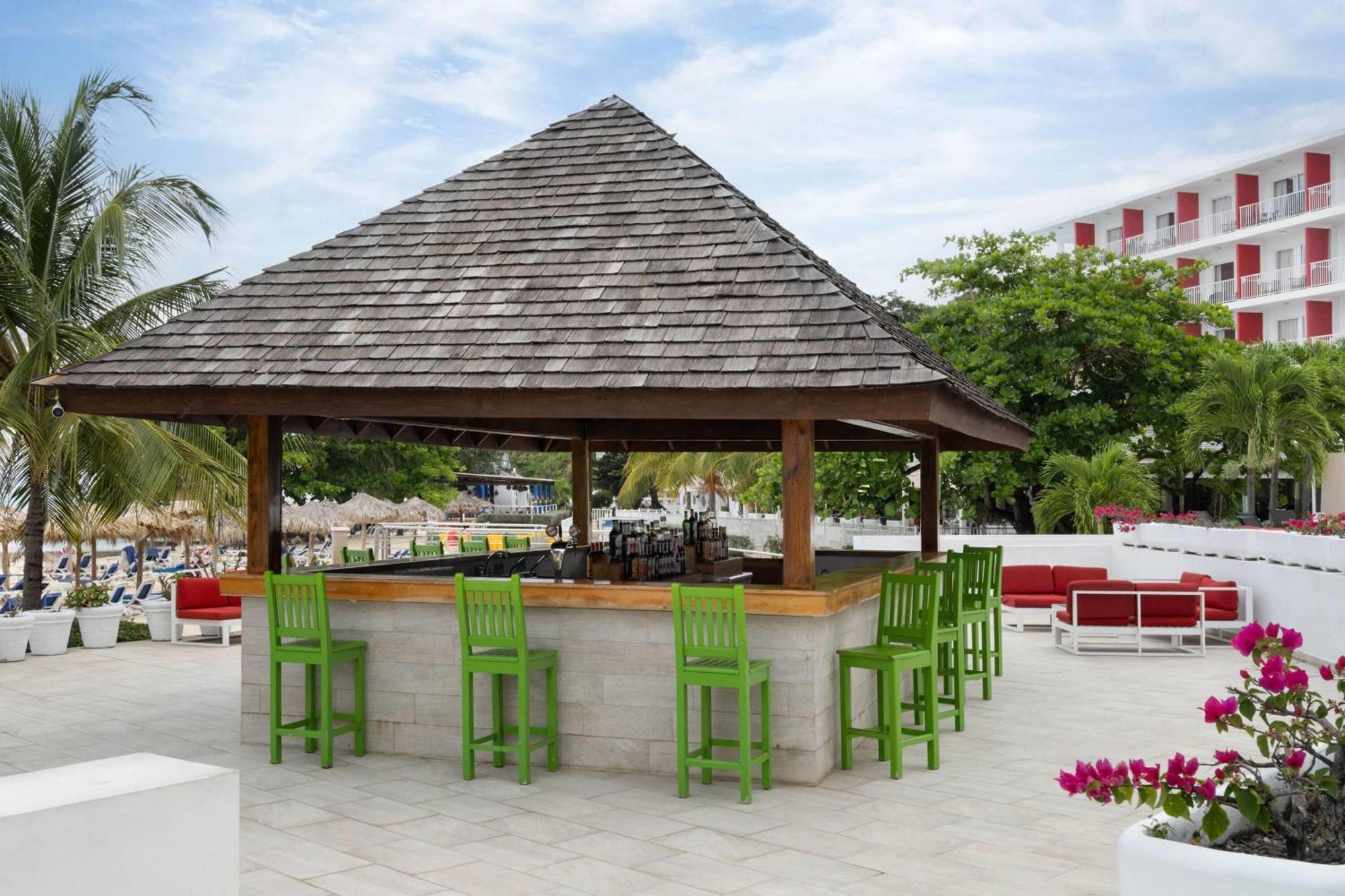 Grand Decameron Cornwall Beach, A Trademark All-Inclusive Resort Montego Bay Exterior photo