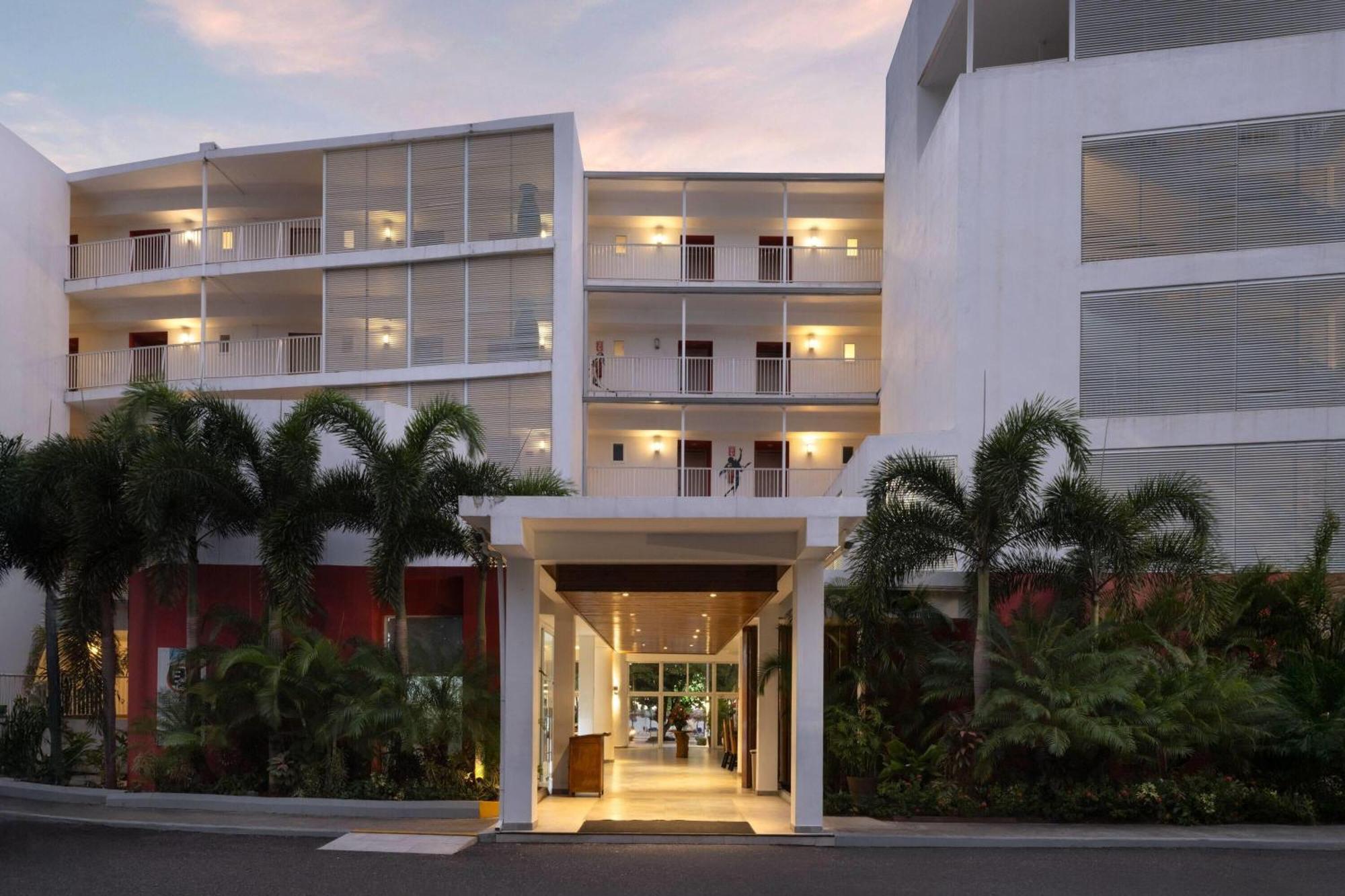Grand Decameron Cornwall Beach, A Trademark All-Inclusive Resort Montego Bay Exterior photo