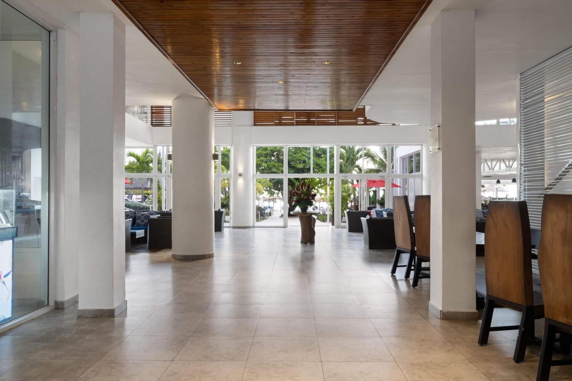 Grand Decameron Cornwall Beach, A Trademark All-Inclusive Resort Montego Bay Exterior photo