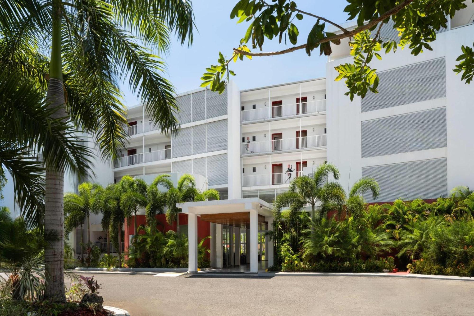 Grand Decameron Cornwall Beach, A Trademark All-Inclusive Resort Montego Bay Exterior photo